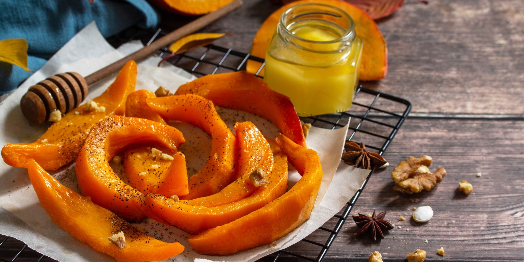Тыква, запечённая с орехами, изюмом, апельсином и пряностями