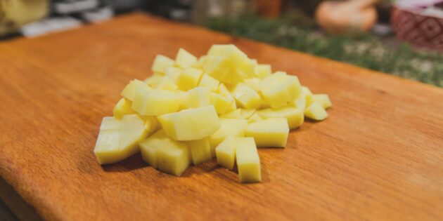 Как приготовить простой куриный суп: Картошку нашинкуйте кубиками