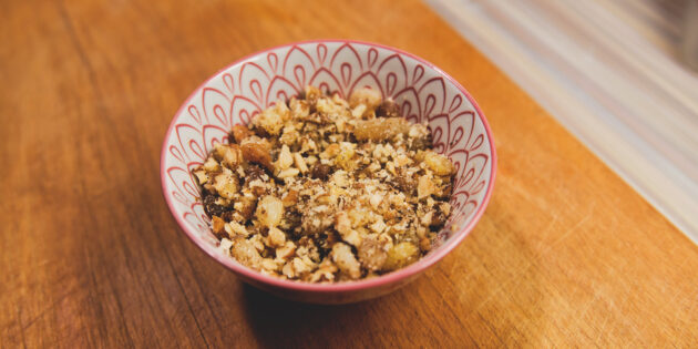 Рецепт рогаликов с орехами и изюмом: Смешайте орехи и изюм