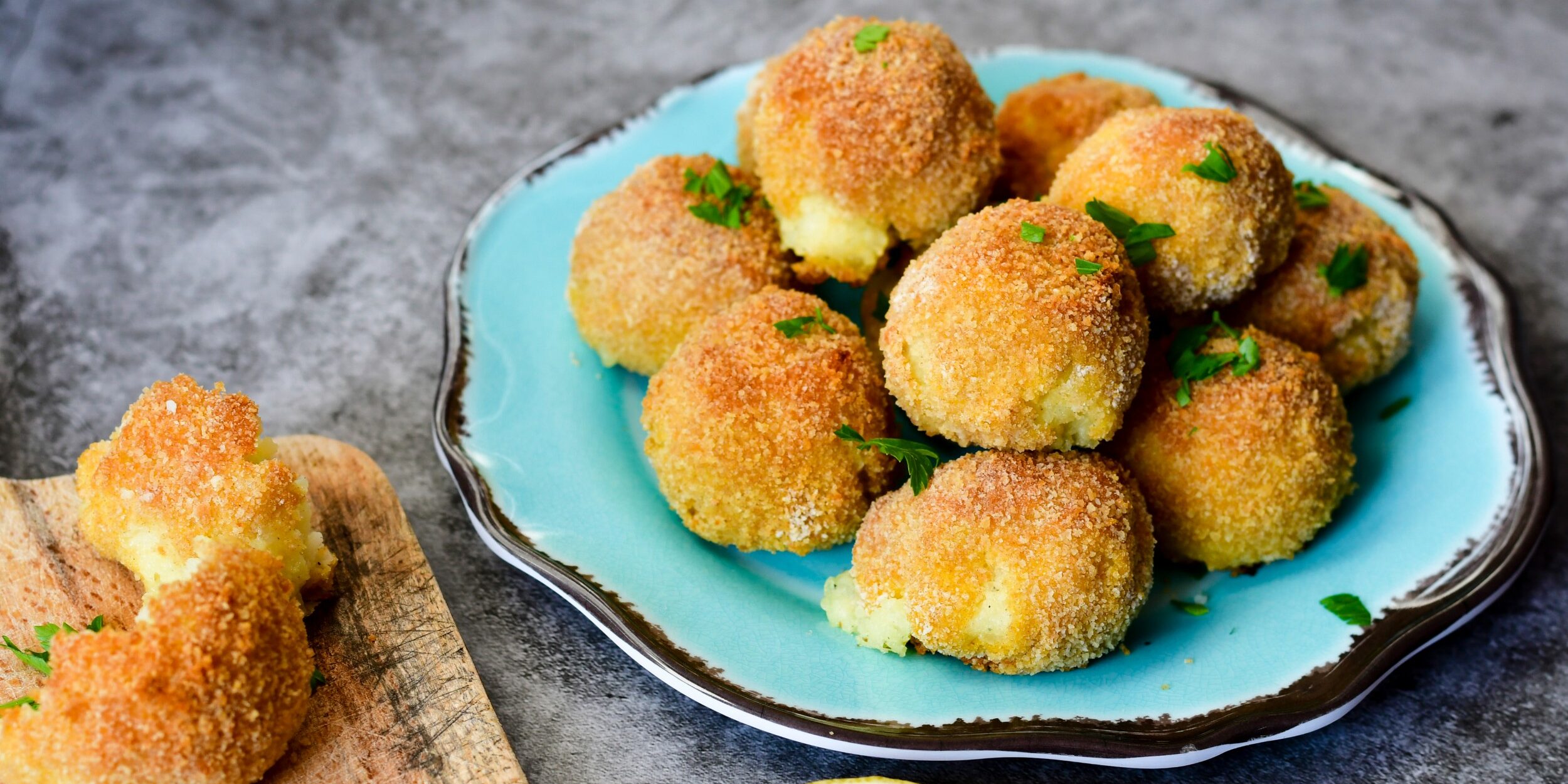 Аранчини с мясом и сыром, с соусом арабьята