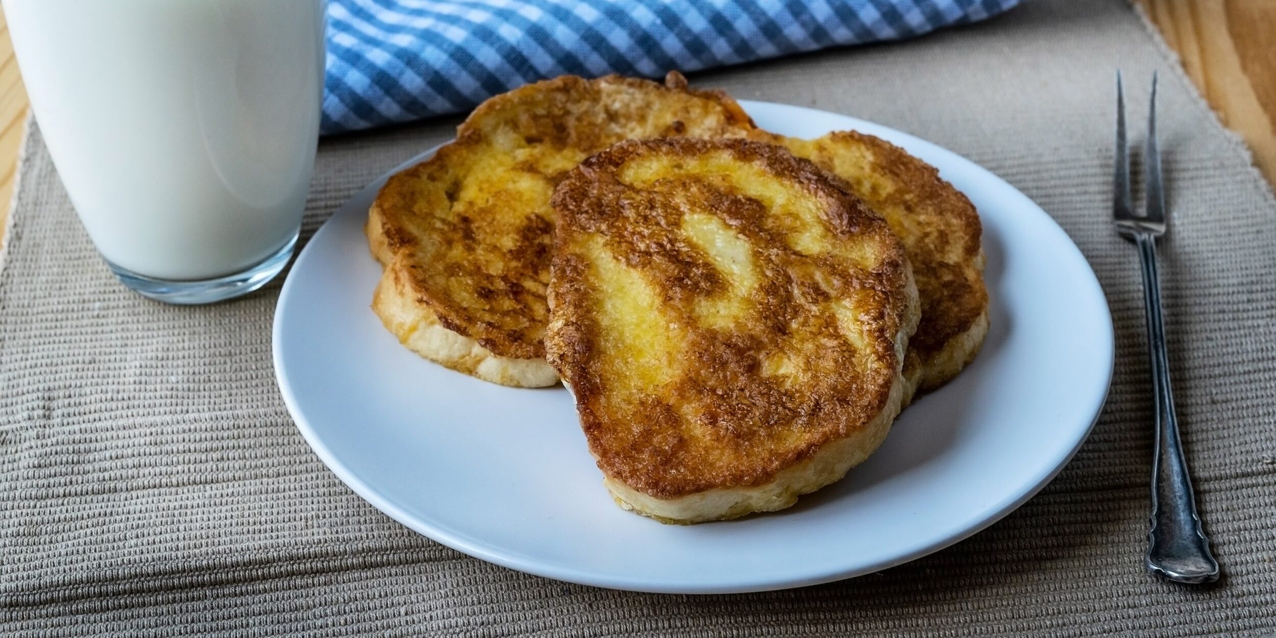 Гренки с яйцами, сыром и луком