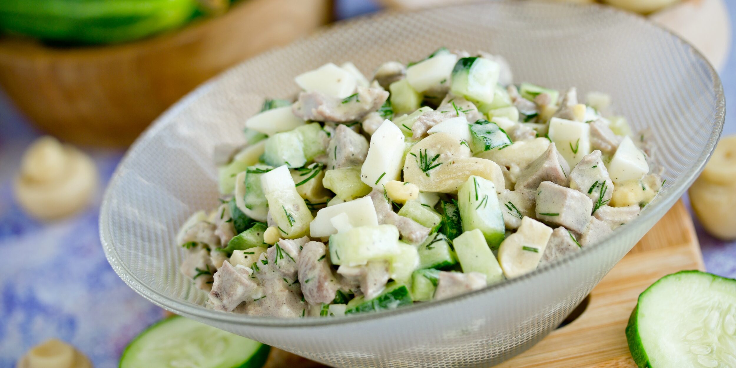 Салат со свининой, огурцами и грибами