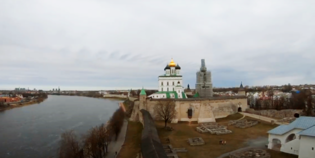 Достопримечательности Пскова: вид со смотровой площадки Власьевской башни
