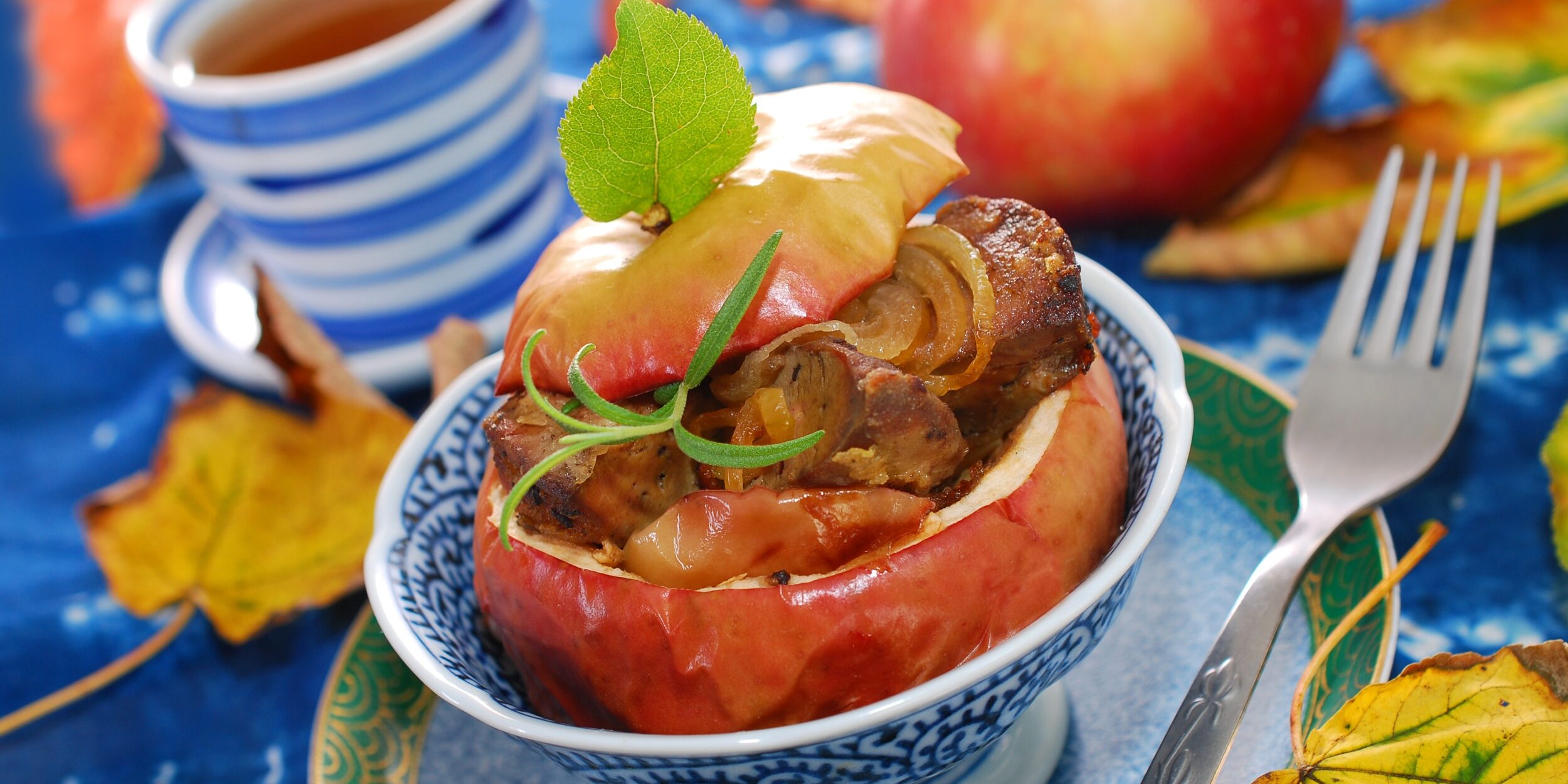 Яблоки, фаршированные куриной печенью