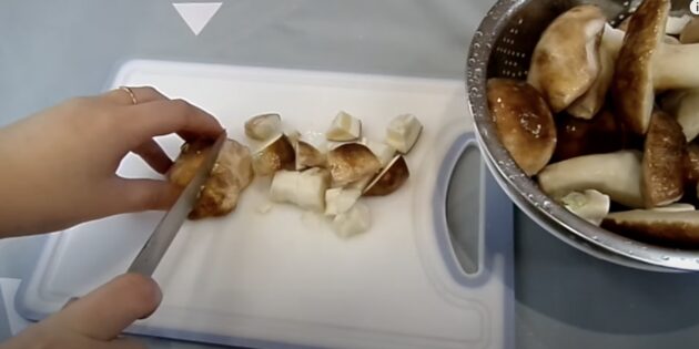 Как заморозить белые грибы на зиму: нарежьте боровики