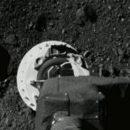 NASA впервые показало грунт с астероида Бенну. В нём обнаружили углерод и воду