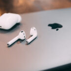 Инсайдеры: Apple готовит бюджетный MacBook и две версии AirPods 4