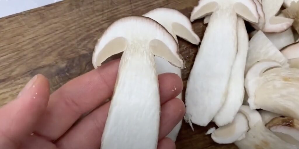 Как заморозить белые грибы на зиму: нарежьте грибы