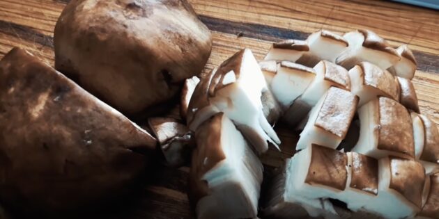 Как заморозить подберёзовики: нарежьте грибы на кусочки любой формы и размера