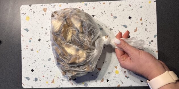 Как заморозить подберёзовики: разложите грибы по пакетам