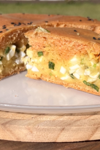 Заливной пирог на кефире с луком и яйцами