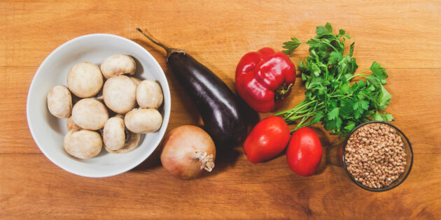 Рассыпчатая гречка с грибами и овощами: Подготовьте ингредиенты