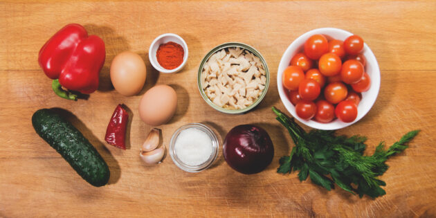 Как приготовить тёплый салат с кальмарами консервированными: подготовьте ингредиенты