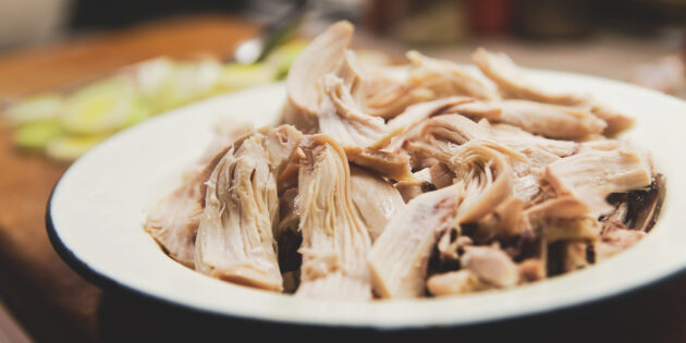 Рецепт: кок-а-лики — шотландский куриный суп с луком-пореем и черносливом. Снимите мясо с костей и разберите его на кусочки средней величины