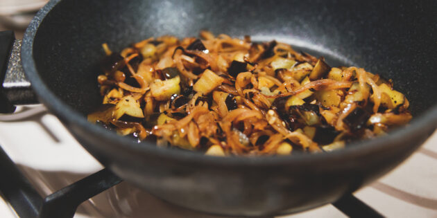 Рассыпчатая гречка с грибами и овощами: Отправьте к луку баклажаны и жарьте всё ещё примерно столько же, до мягкости