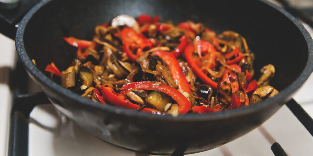 Рассыпчатая гречка с грибами и овощами: Добавьте грибы и перец, чуть припустите, после чего закладывайте томаты