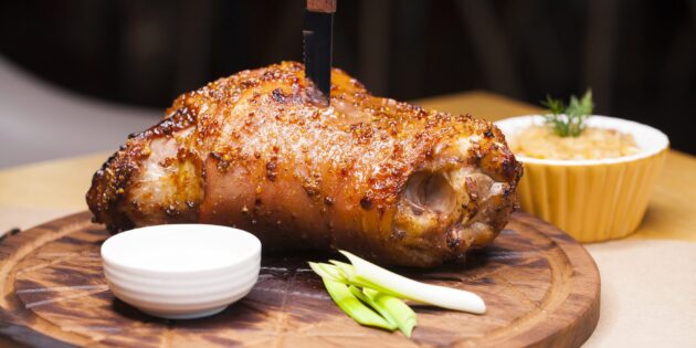 Лучшие вторые блюда из мяса на Новый год: свиная рулька, запечённая в духовке с горчичным соусом