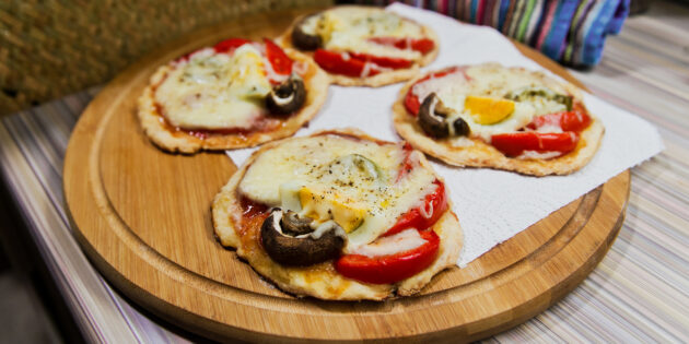 Мини-пиццы с колбасой и грибами: Выпекайте в духовке при 190 °С около 20–30 минут