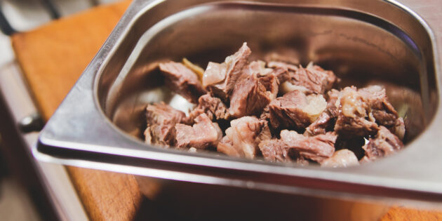 Как сварить красный борщ с говядиной: Мясо снимите с кости, нарежьте кубиками и верните в бульон