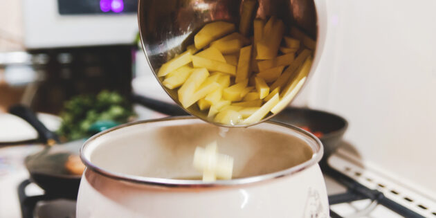Как сварить красный борщ с говядиной: Через 15–20 минут после закладки капусты отправьте вариться картофель.