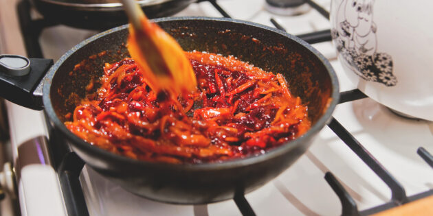 Как сварить красный борщ с говядиной: Половину натёртой свёклы соедините в сковороде с зажаркой и влейте туда же уксус