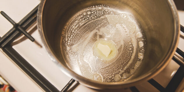 Рассыпчатая гречка с грибами и овощами: Растопите сливочное масло в кастрюле