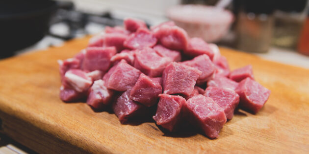Свинина в пиве: мясо нарежьте кубиками со стороной 2–3 сантиметра