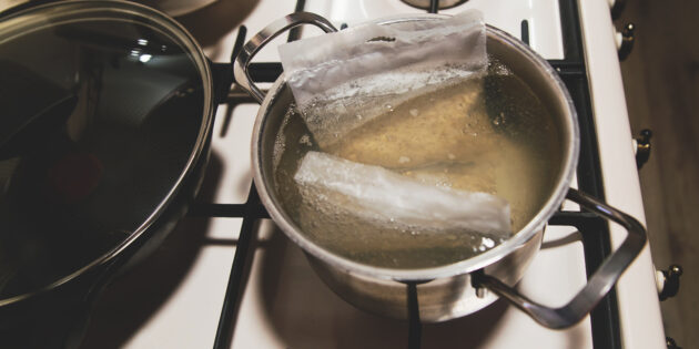 Рецепт: кок-а-лики — шотландский куриный суп с луком-пореем и черносливом. Поставьте вариться перловку
