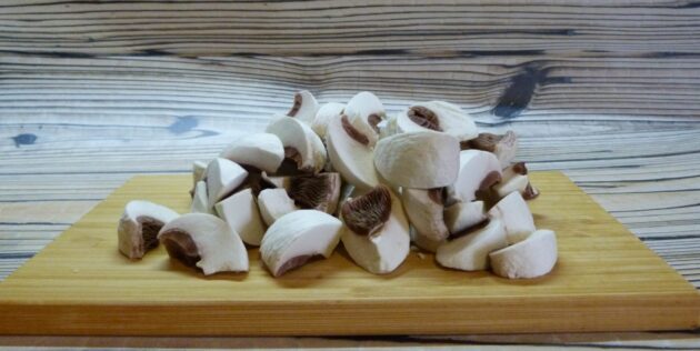 Запеканка из макарон с индейкой и грибами: грибы порубите средними кусочками.