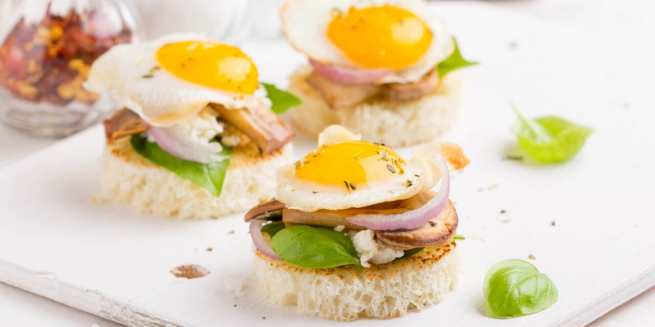 Мини-бутерброды с жареными грибами и перепелиными яйцами