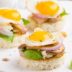 Мини-бутерброды с жареными грибами и перепелиными яйцами