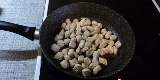 Запеканка из макарон с индейкой и грибами: Обжарьте индейку за 4–5 минут