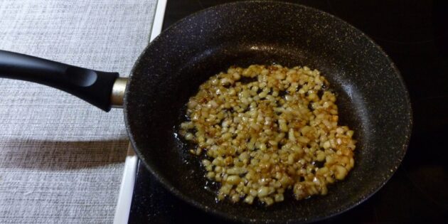 Запеканка из макарон с индейкой и грибами: В ту же сковороду закиньте лук