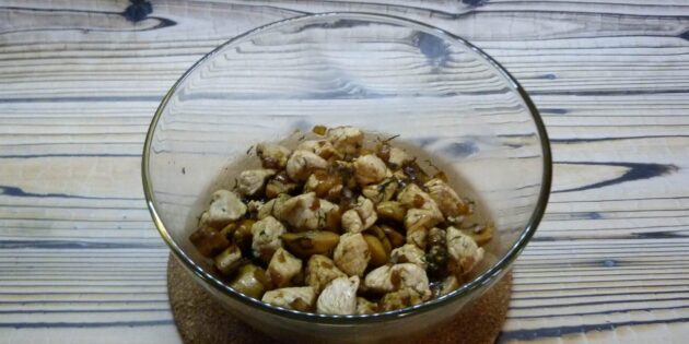 Запеканка из макарон с индейкой и грибами: в миске соедините индейку и грибы