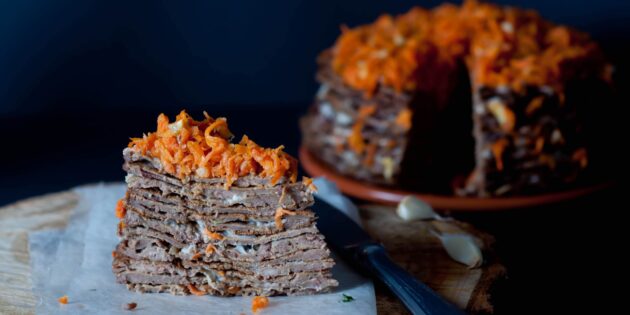 Печёночный торт с плавлеными сырками и чесноком: рецепт