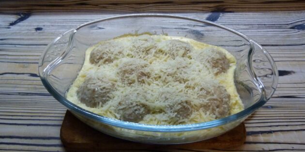 Как приготовить котлеты из индейки с творогом в духовке: Посыпьте тёртым сыром и подрумянивайте ещё 10–12 минут