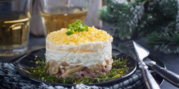 Лучшие новогодние салаты на Новый год — 2024: салат с копчёной курицей, грибами и сыром