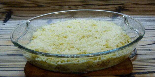 Запеканка из макарон с индейкой и грибами: Посыпьте запеканку тёртым сыром и запекайте ещё 10 минут
