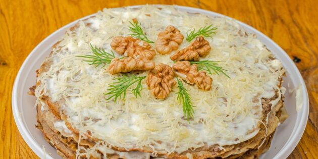 Необычный рецепт печеночного торта с грибами и копченым сыром