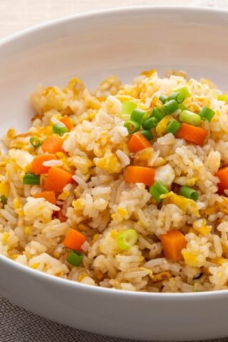 Жареный рис с яйцами и морковью