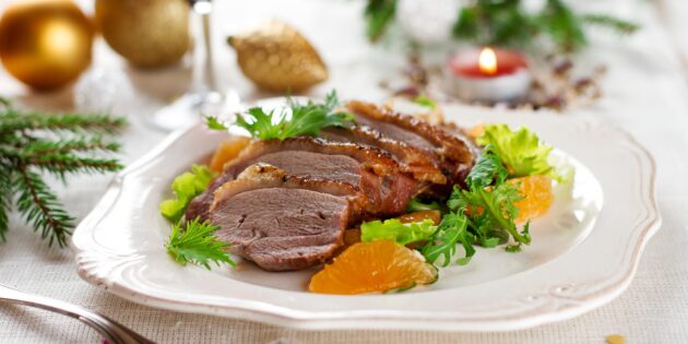 Рецепты: горячие блюда на праздничный стол на Новый год — 2024. Апельсиново-имбирные утиные грудки, запечённые в духовке