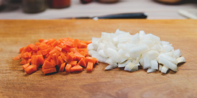 Как приготовить фасолевый суп: нарежьте лук и морковь кубиками