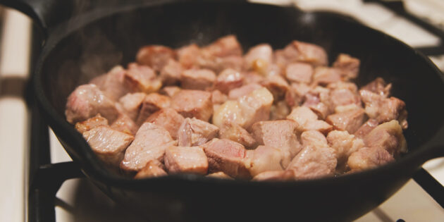 Свинина в пиве: разогрейте в сотейнике немного масла и на сильном огне обжарьте в нём свинину до золотистой корочки