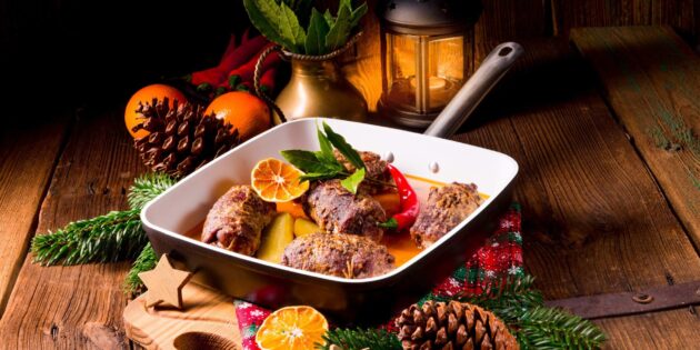 Лучшие вторые блюда из мяса на Новый год: рулетики из говядины с беконом и маринованными огурцами