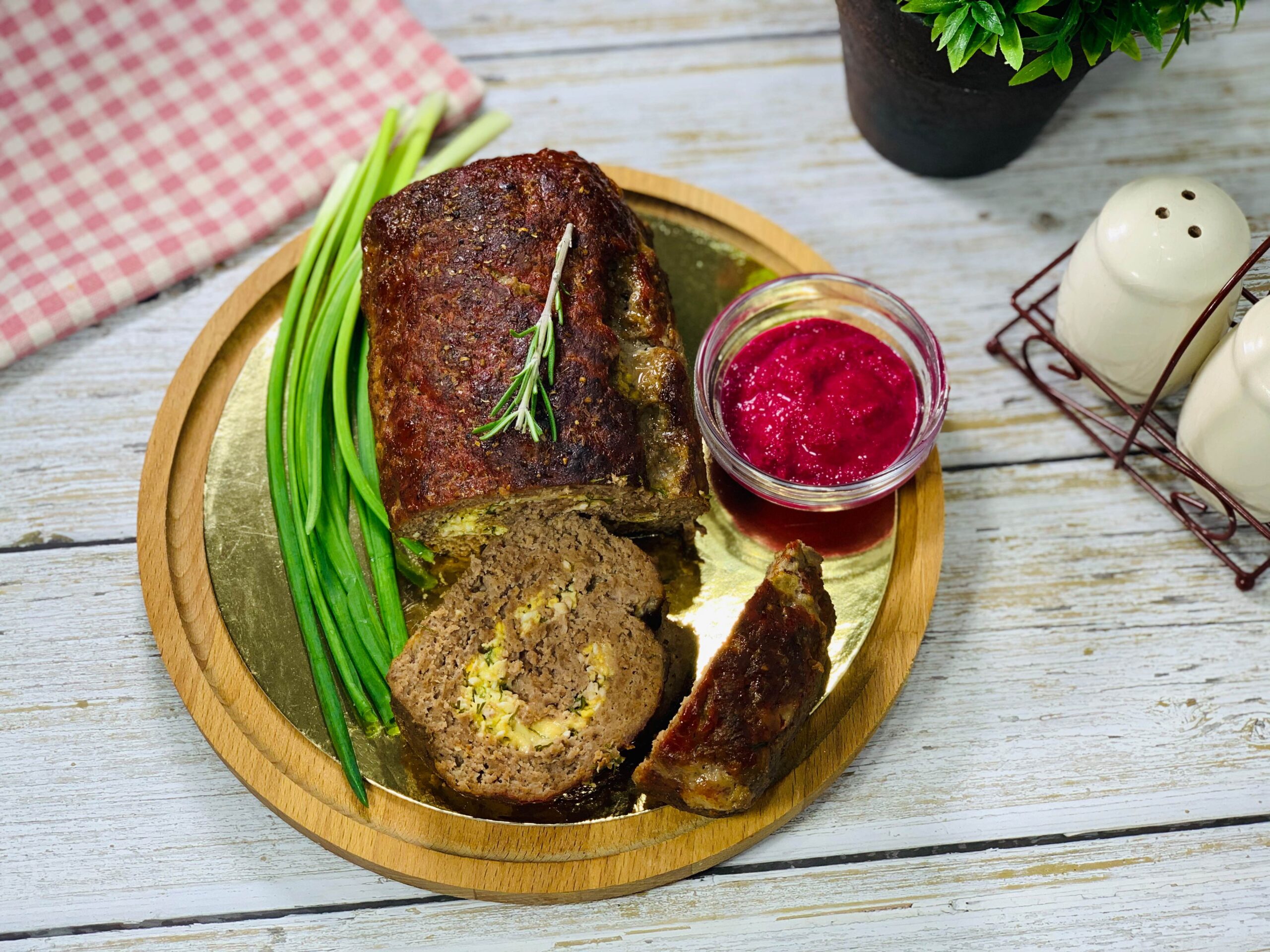 Мясной рулет из фарша с яйцами и сыром: рецепт — Лайфхакер