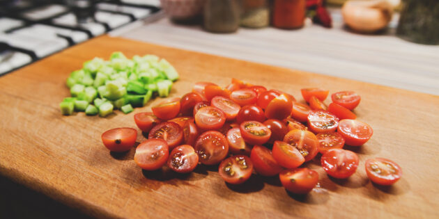 Как приготовить тёплый салат с кальмарами консервированными: Черри располовиньте, огурцы нарежьте кубиками