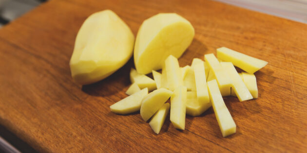 Как приготовить красный борщ с говядиной: Картофель почистите, нарежьте брусочками