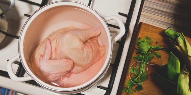 Рецепт: кок-а-лики — шотландский куриный суп с луком-пореем и черносливом. Курицу залейте водой и на небольшом огне доведите до кипения