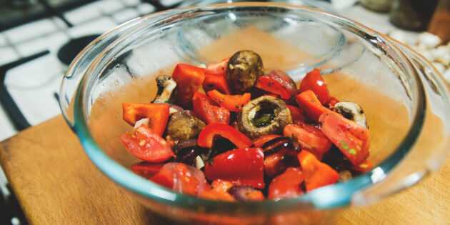 Запечённый камамбер: Запекайте овощи с грибами при 180 °С около 25–30 минут