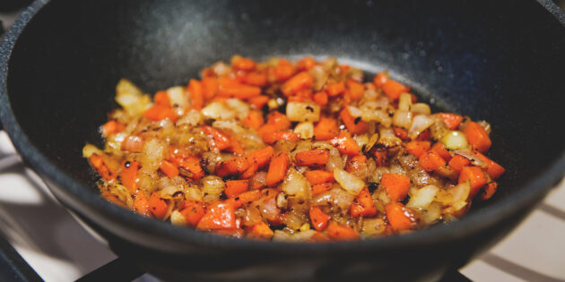 Как приготовить фасолевый суп: спассеруйте овощи в разогретом растительном масле до мягкости